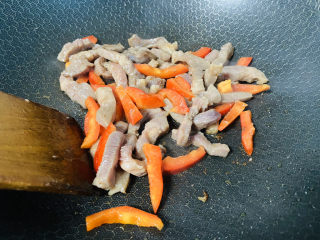 13、芦笋炒肉片,入红椒翻炒一下