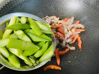 14、芦笋炒肉片,倒入芦笋