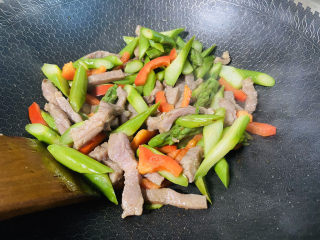 15、芦笋炒肉片,翻炒均匀