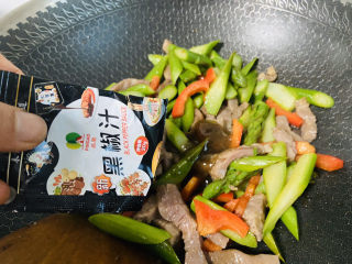16、芦笋炒肉片,入黑椒汁炒匀即可关火