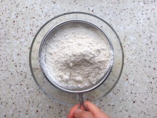 3、红糖饼干,全麦粉，低粉混合筛入黄油碗里；