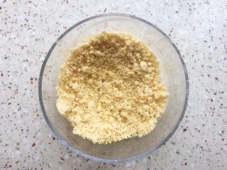 4、红糖饼干,戴一次性手套，将黄油与面粉搓成细沙 颗粒状；