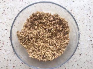 6、红糖饼干,这个需要多搓一会儿；再加入鸡蛋液、蜂蜜；