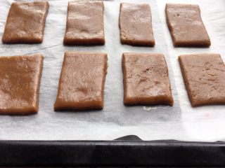 11、红糖饼干,烤盘铺上锡纸，均匀摆放在烤盘上；