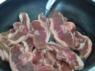 1、香辣羊蝎子,羊蝎子放在清水里充分浸泡，1小时左右，泡出血水。