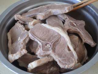 5、香辣羊蝎子,洗净沥干水分，将羊蝎子捞出备用。