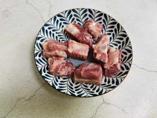 1、孜然排骨,排骨斩块