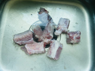 2、孜然排骨,清洗干净入水中浸泡片刻