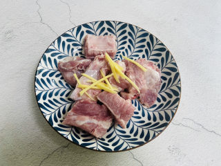 5、孜然排骨,排骨放入盘中放入姜丝