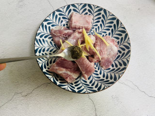 6、孜然排骨,加入适量黑胡椒粉