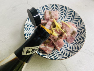 7、孜然排骨,加入一勺生抽、一勺老抽