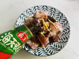 8、孜然排骨,加入一勺蚝油