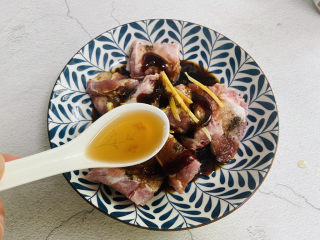 9、孜然排骨,加入一勺料酒