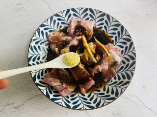 10、孜然排骨,加入少许鸡精