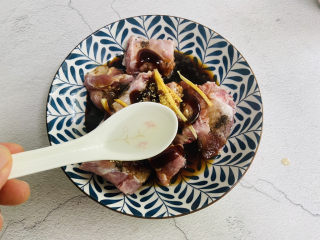 11、孜然排骨,加入一勺白酒