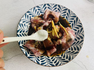 12、孜然排骨,根据个人口味加入适量盐