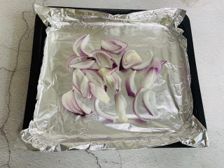 16、孜然排骨,洋葱码入烤盘中