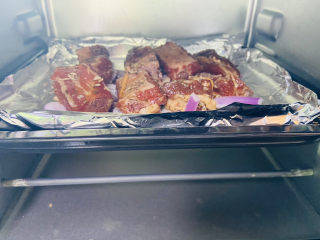 20、孜然排骨,入烤箱中层200度20分钟，再翻面烤10分钟。根据各自烤箱情况酌情调整