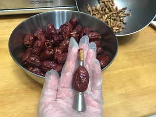 1、枣泥熊爪包（自制枣泥馅）,先来制作枣泥，红枣洗净沥干后用泡芙花嘴去核