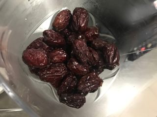 2、枣泥熊爪包（自制枣泥馅）,红枣上蒸锅，上汽后蒸15分钟。倒入搅拌机中加适量水（只要能打成糊即可的水量，要慢慢的加）打成枣泥糊