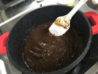 3、枣泥熊爪包（自制枣泥馅）,放入不粘锅中中火翻炒，先分次倒入花生油