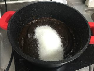 4、枣泥熊爪包（自制枣泥馅）,花生油完全吸收后，倒入所有的白砂糖