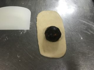 10、枣泥熊爪包（自制枣泥馅）,放上枣泥馅（枣泥馅30g/个）我又另外加了一些红枣碎，增加口感