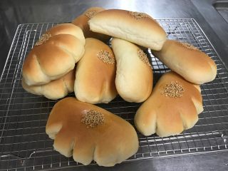 15、枣泥熊爪包（自制枣泥馅）,出炉马上脱模