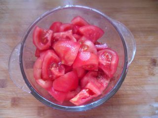 2、番茄肉丝浓汤,番茄洗净去皮，切块后放入搅拌机内（没有搅拌机直接用刀剁碎，这样煮出来的浓汤味道浓郁，口感细腻顺滑）