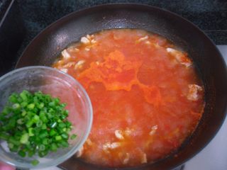 12、番茄肉丝浓汤,最后撒些葱花盛起即可