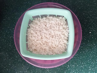 3、#为家乡菜爆灯#红枣糯米藕,再冲洗下沥干水份