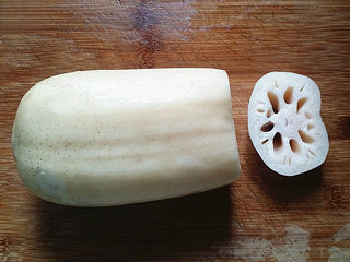 4、#为家乡菜爆灯#红枣糯米藕,莲藕洗净用刀在藕的一头连同藕蒂切掉两三厘米左右、留作盖子