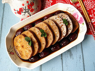 12、#为家乡菜爆灯#红枣糯米藕,再淋上蜜汁即可