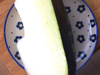 1、冬瓜虾肉汆丸子汤,取冬瓜一块