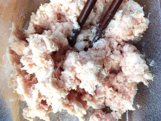 5、冬瓜虾肉汆丸子汤,备好肉末