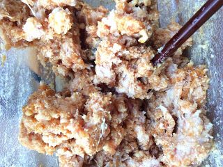 6、冬瓜虾肉汆丸子汤,加入少许生抽，料酒，香油拌匀腌制一会