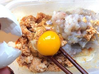 7、冬瓜虾肉汆丸子汤,虾泥放入肉末中加入鸡蛋一个，搅拌上劲