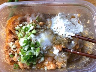 8、冬瓜虾肉汆丸子汤,在加入葱花，胡椒粉，盐，淀粉搅拌成馅