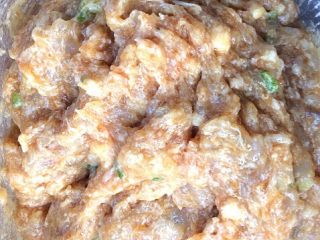 9、冬瓜虾肉汆丸子汤,馅拌好备用