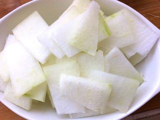 10、冬瓜虾肉汆丸子汤,冬瓜切片