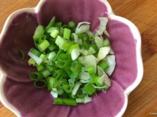 11、冬瓜虾肉汆丸子汤,香葱切碎