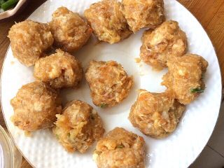 14、冬瓜虾肉汆丸子汤,肉馅捏成丸子