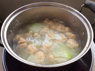 15、冬瓜虾肉汆丸子汤,下入丸子，小火养熟丸子