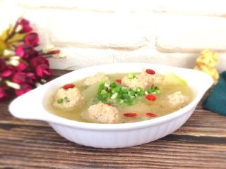 17、冬瓜虾肉汆丸子汤,成入碗中，放几粒枸杞点缀一下