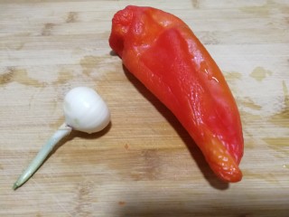 3、多彩素炒杏鲍菇,红椒一个，蒜头一个，