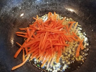 11、多彩素炒杏鲍菇,再放入胡萝卜条，炒一会儿，