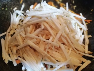 12、多彩素炒杏鲍菇,放入杏鲍菇条，继续翻炒，