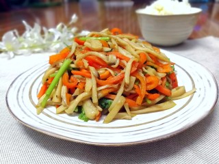 19、多彩素炒杏鲍菇,装入盘中，美味的多彩素炒杏鲍菇，味道真的很棒！