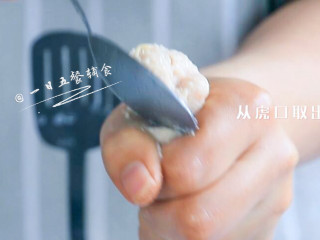 2、鸡蓉豆腐丸子,手洗净，从虎口挤出一个个丸子。
