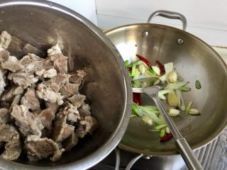 12、山药胡萝卜牛肉煲,加入牛肉块，翻炒均匀